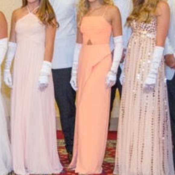 Beautiful peach long gown with straps and a ruffle - Picture 9 of 9